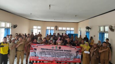 Ketua PGRI Kab. Bekasi Asep Seapulloh Bersama Pengurus PGRI Kecamatan, Kabupaten dan Tenaga Kependidikan Menyalurkan Bansos