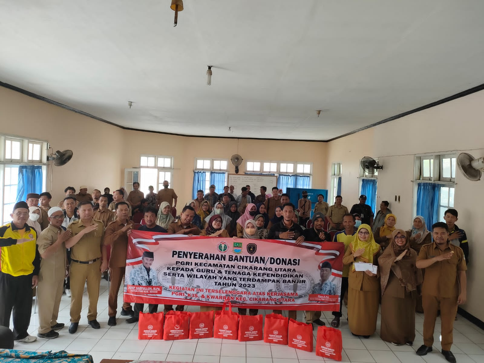 Ketua PGRI Kab. Bekasi Asep Seapulloh Bersama Pengurus PGRI Kecamatan, Kabupaten dan Tenaga Kependidikan Menyalurkan Bansos