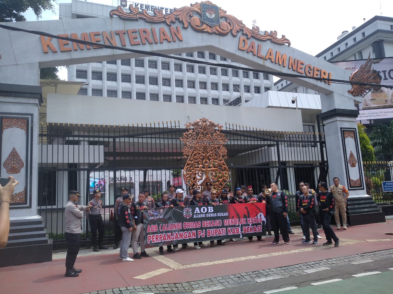 Aliansi Ormas Bekasi (AOB) Demo ke Mendagri Tolak Perpanjangan Pj Bupati Bekasi Dani Ramdan