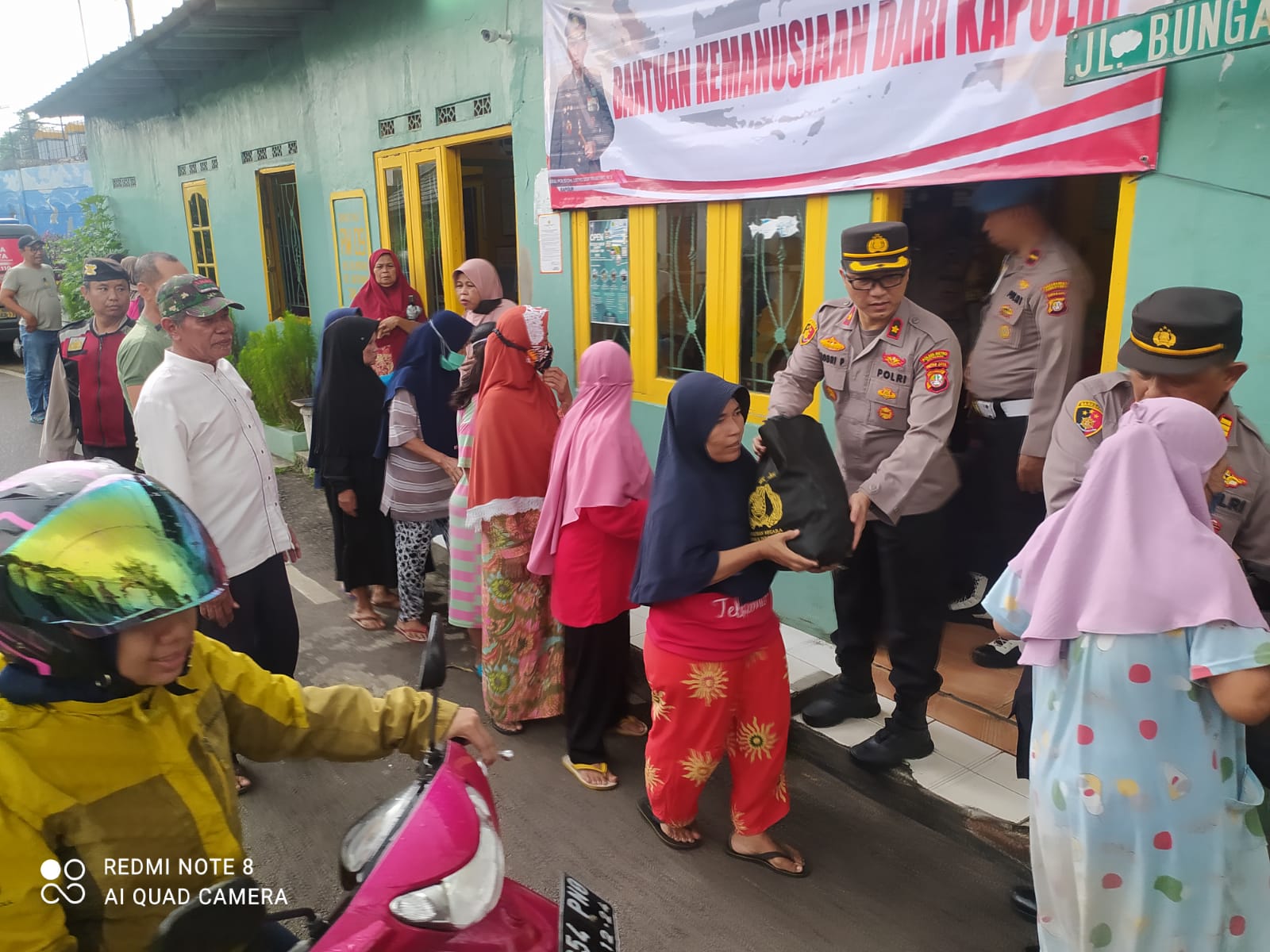 Warga Matraman Jakarta Timur Terima Bantuan Bansos Kapolri