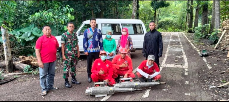 Waspada Demam Berdarah, Babinsa Kotakulon Pendampingan Dinkes Lakukan Fogging