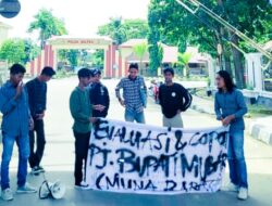 Forum Komunikasi Pemuda Pelajar Pemerhati Demokrasi Sulawesi Tenggara FORKOM – P3D SULTRA Melakukan Aksi Demonstrasi Di Kantor Gubernur Sulawesi Tenggara.