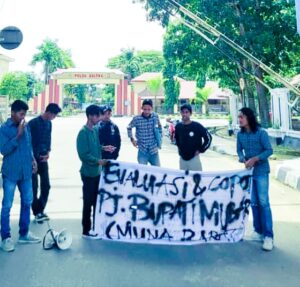 Forum Komunikasi Pemuda Pelajar Pemerhati Demokrasi Sulawesi Tenggara FORKOM – P3D SULTRA Melakukan Aksi Demonstrasi Di Kantor Gubernur Sulawesi Tenggara. Forum Komunikasi Pemuda Pelajar Pemerhati Demokrasi Sulawesi Tenggara FORKOM – P3D SULTRA Melakukan Aksi Demonstrasi Di Kantor Gubernur Sulawesi Tenggara.