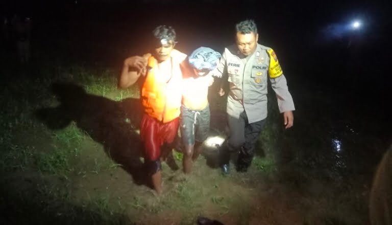Gerak Cepat Polisi Bersama TNI dan BPBD, Berhasil Selamatkan 19 Warga Terjebak di Sungai Brantas 