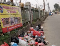 Pengendara Keluhkan Banyak Sampah Menumpuk di Jalan Raya Citayam Depok