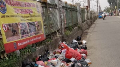 Pengendara Keluhkan Banyak Sampah Menumpuk di Jalan Raya Citayam Depok