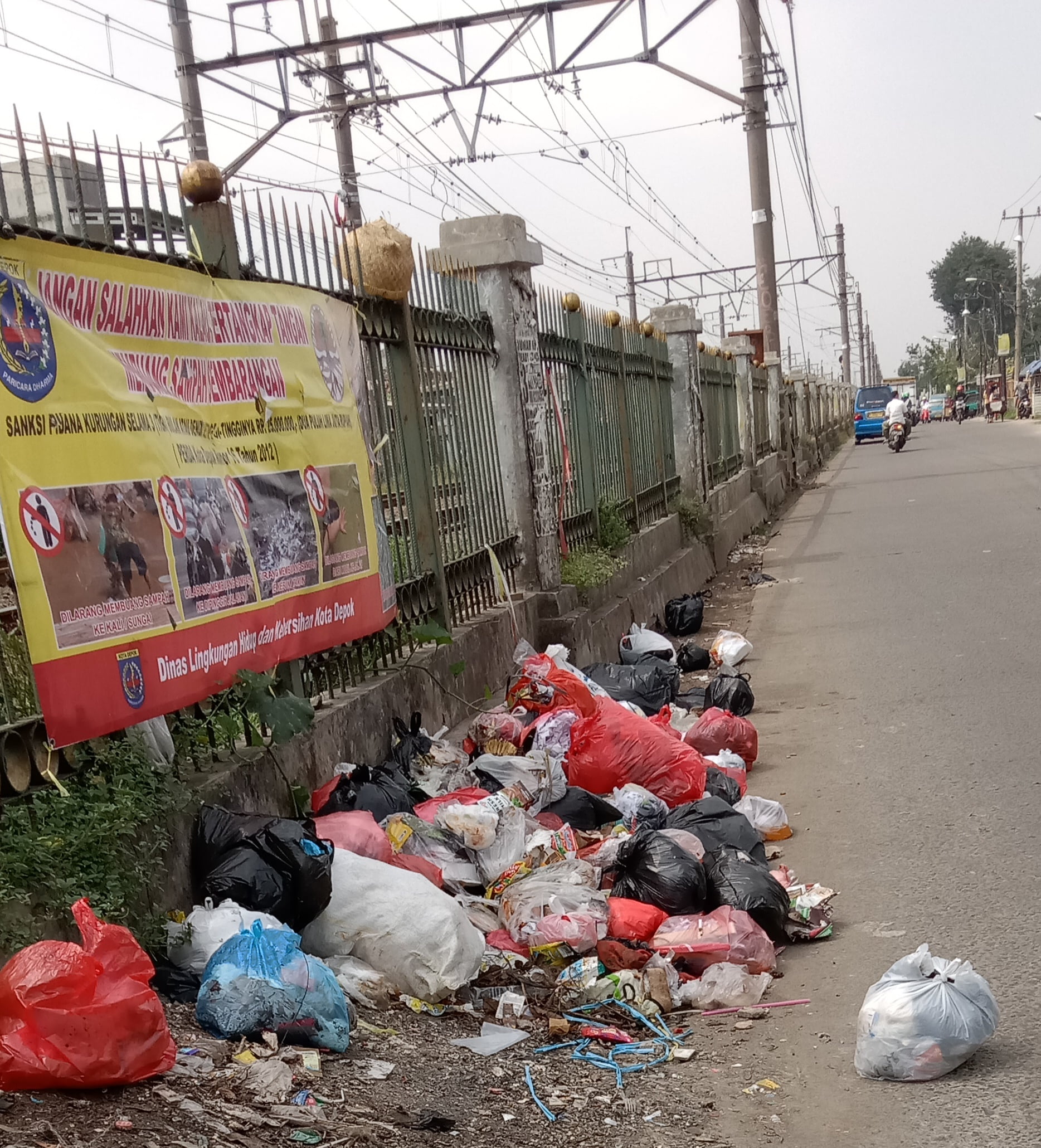 Pengendara Keluhkan Banyak Sampah Menumpuk di Jalan Raya Citayam Depok