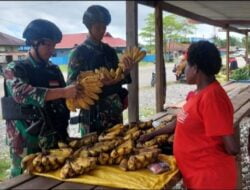 Tingkatkan Ekonomi Masyarakat Kenyam, Satgas Yonif R 514 Kostrad Borong Hasil Bumi