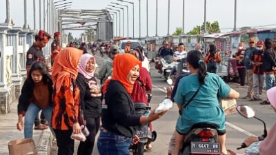 PAC Pemuda Pancasila Pebayuran Bagikan Takjil Buka Puasa Ramdhan Ke Pengguna Jalan