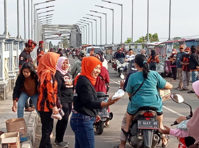 PAC Pemuda Pancasila Pebayuran Bagikan Takjil Buka Puasa Ramdhan Ke Pengguna Jalan