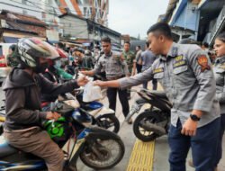 Berbagi di Bulan Penuh Berkah, Satuan Jajaran TNI AD Bagikan Takjil Pada Masyarakat