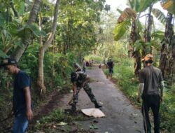 Wujudkan Lingkungan Bersih, Sertu Welly Bersama Warga Lakukan Gotong Royong