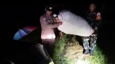 Polres Ngawi Bersama TNI Bantu Evakuasi Warga Terdampak Banjir 