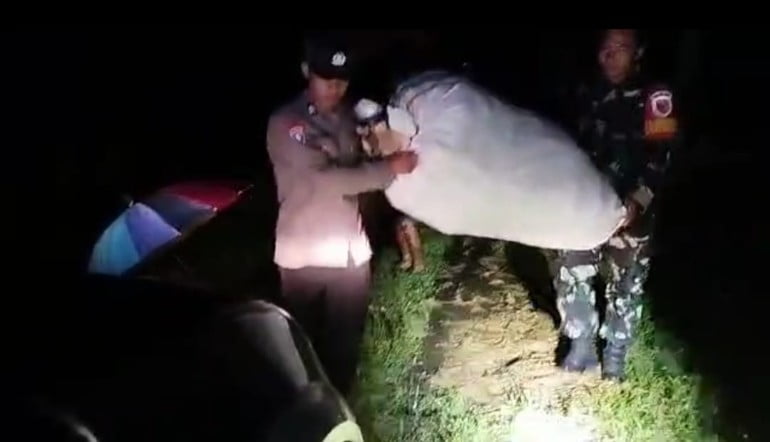 Polres Ngawi Bersama TNI Bantu Evakuasi Warga Terdampak Banjir 