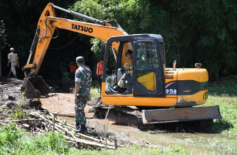 Kodim 0822 Bondowoso Sigap Gelar Karya Bakti Bebcana Alam Banjir Desa Pancoran 