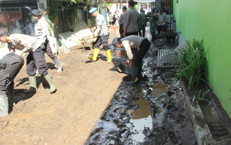 Anggota Polres Bondowoso Laksanakan Kerja Bakti Pasca Banjir Bandang Pancoran