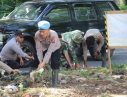 Sinergitas, Polres Bondowoso Bersama TNI dan Warga Kerja Bakti Pasca Banjir Bandang Pancoran