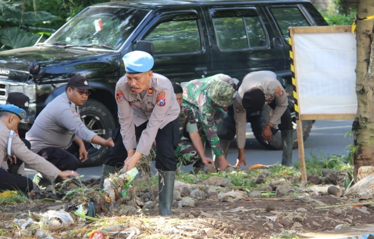 Sinergitas, Polres Bondowoso Bersama TNI dan Warga Kerja Bakti Pasca Banjir Bandang Pancoran