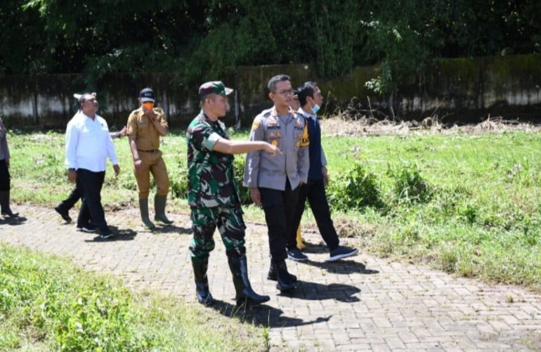 Kapolres Bersama Dandim 0822 Bondowoso Tinjau Lokasi Banjir Bandang Pancoran