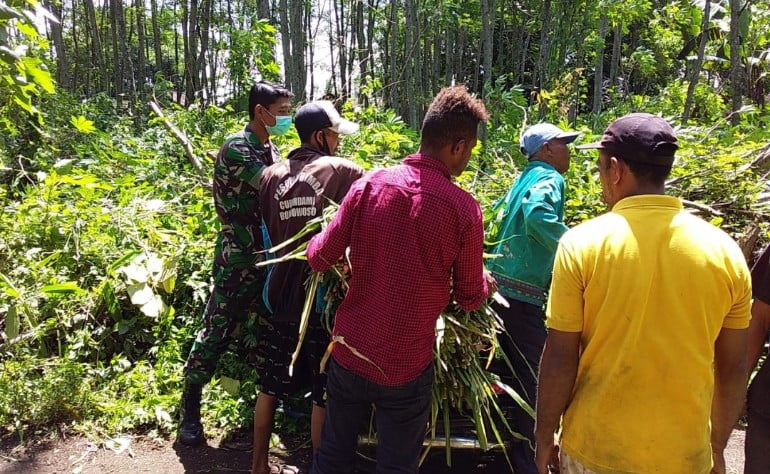 Sebagai Kegiatan Sosial, Babinsa Serma Dwi Bantu Warga Angkat Pakan Ternak