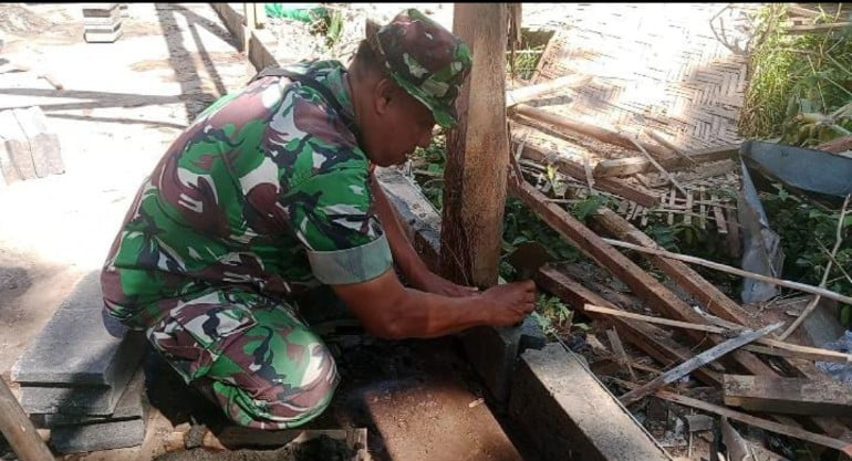 Kerja Nyata!!! Bentuk Kemanunggalan TNI Dan Rakyat,Babinsa Bantu Bangun Rumah Warga Binaan