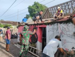 Kepedulian Babinsa Serda Kunaidi Bantu Bangun Rumah Warga