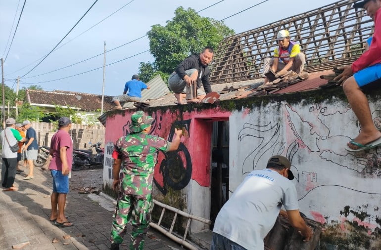 Kepedulian Babinsa Serda Kunaidi Bantu Bangun Rumah Warga