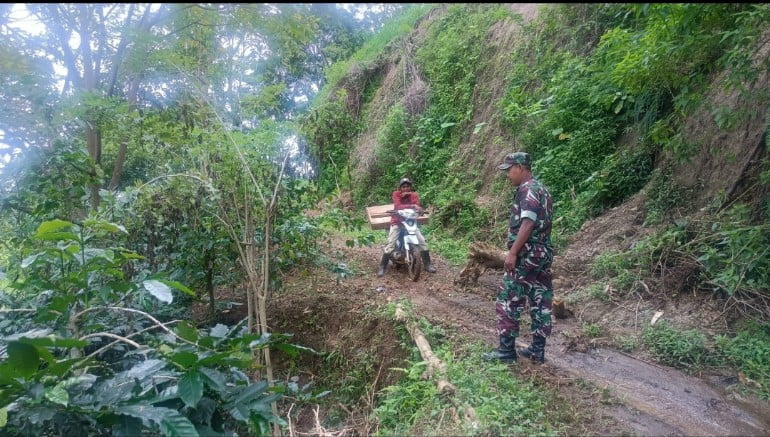 Babinsa Korami 0822/14 Prajekan Cek Lokasi Tanah Longsor di Desa Penang