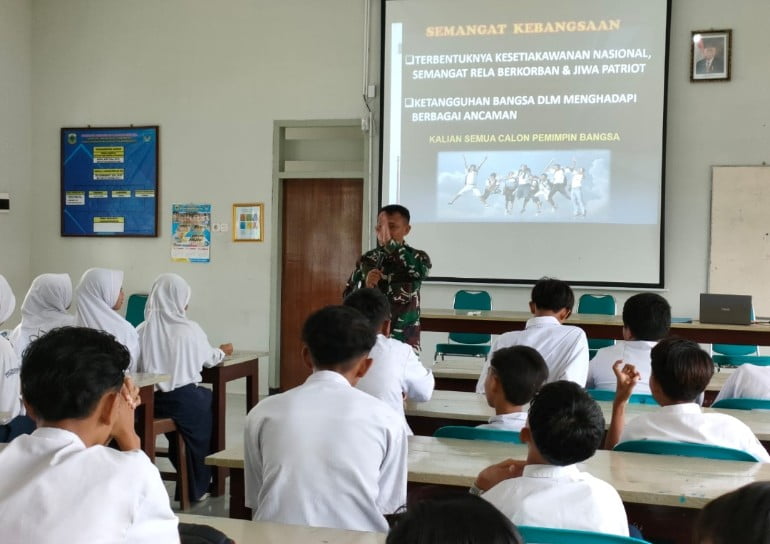 Tingkatkan Cinta Tanah Air, Danramil 0822/14 Prajekan Berikan Bimbingan Wasbang