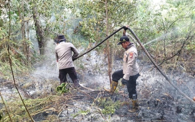 Gerak Cepat, Polri dan Aparat Gabungan Padamkan Kebakaran Lahan di Bengkalis