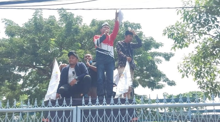 25% SMA dan SMK Negeri Jawa Timur Terbukti Pungli, Kadis Diminta Mundur