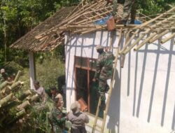 Solidarity, Polisi Bersama TNI dan Warga Perbaiki Rumah Pasca Angin Puting Beliung di Bondowoso