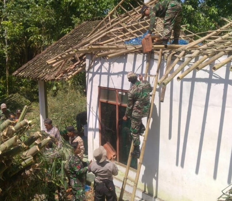 Solidarity, Polisi Bersama TNI dan Warga Perbaiki Rumah Pasca Angin Puting Beliung di Bondowoso