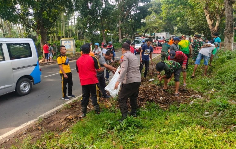 Antisipasi Banjir, TNI - Polri Bersama Pemdes Pancoran Adakan Giat Kerja Bakti