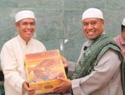 Pondok Pesantren Al Islah Bagikan 5 Ton Kurma