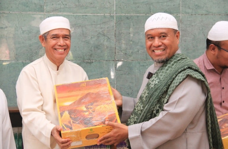 Pondok Pesantren Al Islah Bagikan 5 Ton Kurma