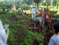 Ramadhan, Babinsa Wringin Bersama Warga Kerja Bakti Bersihkan Makam