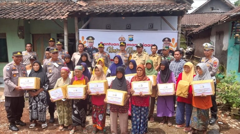 Polres Bondowoso Adakan Baksos Dalam Rangka Bantuan Kemanusiaan Untuk Rakyat di Desa Koncer Kidul