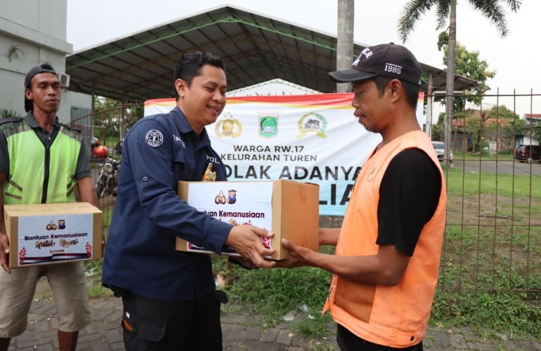 Polisi Peduli, Polres Malang Berikan Bantuan Sosial Untuk Warga