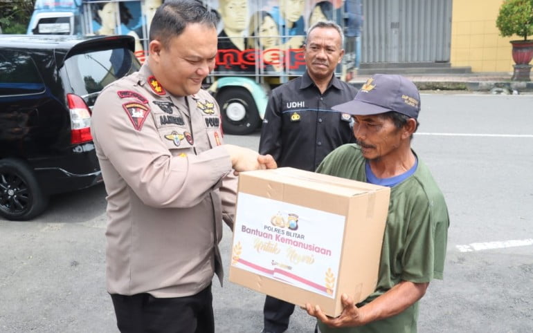 Berkah Ramadhan, Polres Blitar Distribusikan Bansos Kepada Masyarakat