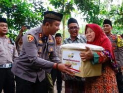 Kapolres Jombang Sapa Warga di Bulan Ramadhan Dengan Berbagi Paket Sembako 