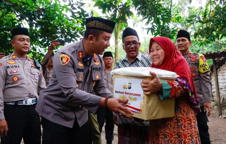 Kapolres Jombang Sapa Warga di Bulan Ramadhan Dengan Berbagi Paket Sembako 