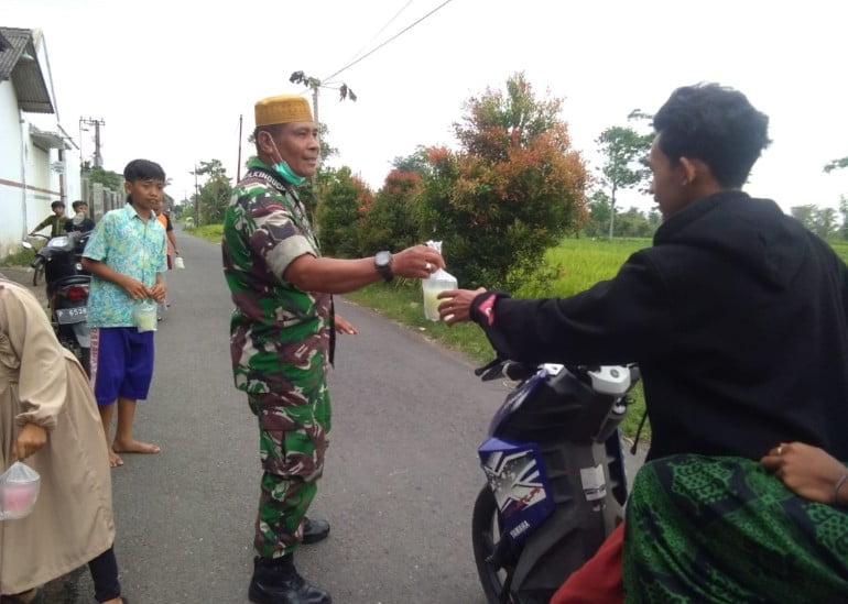 Jelang Buka Puasa, Babinsa Koramil 0822/01 Bersama Warga Bagikan Takjil Gratis 