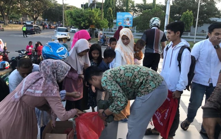 Himpunan Mahasiswa Hukum Tata Negara Berbagi Takjil Kepada Masyarakat Kota Lhokseumawe.