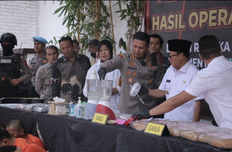 Polresta Malang Kota Musnahkan Ribuan Botol Miras Hasil Ungkap Kasus Ops Pekat Semeru 2023