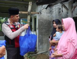 Polri Peduli, Polres Pamekasan Salurkan Bantuan Sembako Kepada Warga Terdampak Banjir