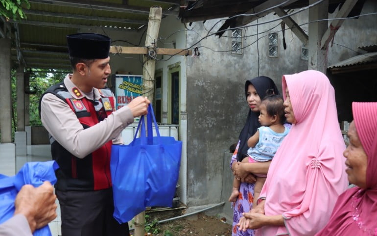 Polri Peduli, Polres Pamekasan Salurkan Bantuan Sembako Kepada Warga Terdampak Banjir