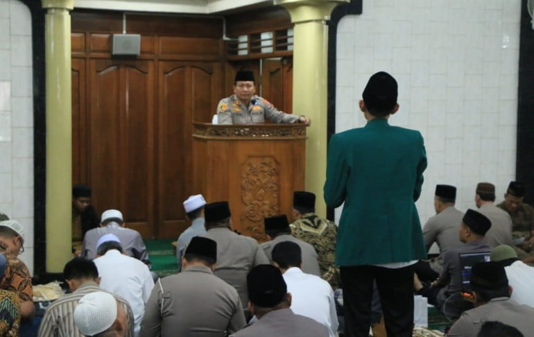 Jumat Curhat di Masjid Al Falah, Kapolda Jatim Sampaikan Perkembangan Kamtibmas di Jawa Timur