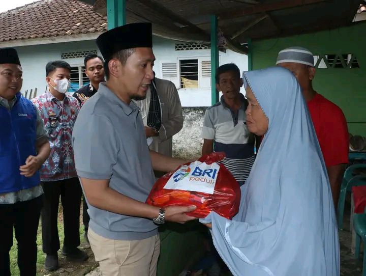Warga Lampung Utara Terima Sembako dari Wakil Bupati