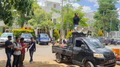 Sejumlah Mahasiswa Dan Pemuda Melakukan Aksi Demonstrasi Di Kantor Tiran Group